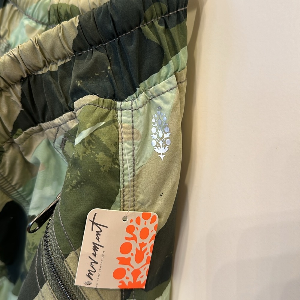 FP Movement Stadium Camo print pants. Snap bottoms, pockets, drawstring. S NWT - Picture 6 of 16